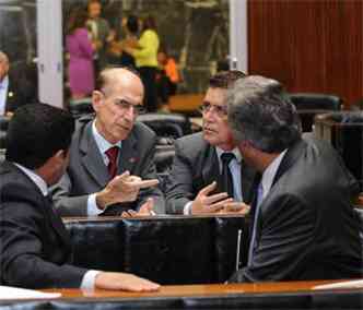 O lder do governo na Assembleia Legislativa, Bonifcio Mouro (E), disse que o governo vai mobilizar a base aliada para votar a proposta at o fim de dezembro(foto: Guilherme Dardanhan/ALMG )