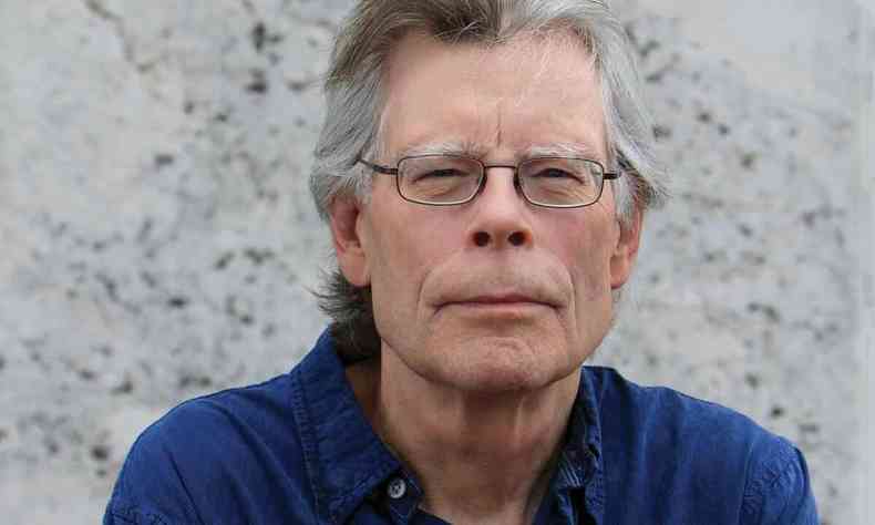 Escritor americano Stephen King olha para a cmera