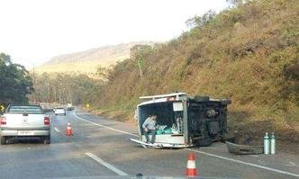 Ve�culo n�o transportava pacientes no momento do acidente, segundo a Via 040(foto: Rodrigo Dayrell/Divulga��o)