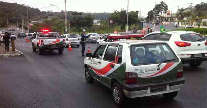 Trecho do acidente na Avenida Presidente Carlos Luz, no Bairro Engenho Nogueira(foto: Edesio Ferreira/EM DA Press)