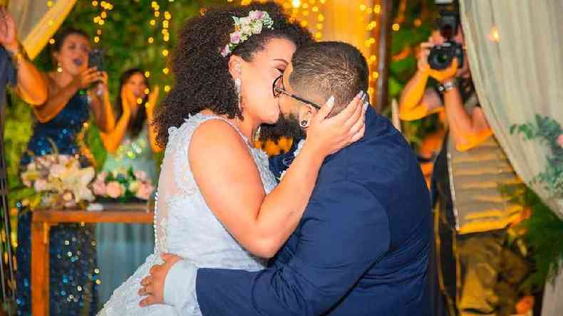 Depois de dois anos de relacionamento, Victor e Kathleen deram no altar o primeiro beijo desde o incio do relacionamento(foto: Arquivo pessoal)