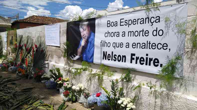 Flores diante do muro da casa em que Nelson Freire viveu em Boa Esperana