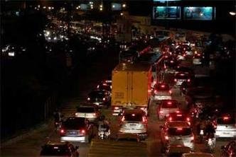 Recife ficou por quatro horas sem energia, o que provocou confus�o no tr�nsito da capital pernambucana (foto: Annaclarice Almeida/DP/D.A Press)