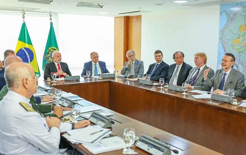 O encontro aconteceu no Palácio do Planalto e durou cerca de 2h30(foto: Ricardo Stuckert/PR) Lula com representantes forças armadas