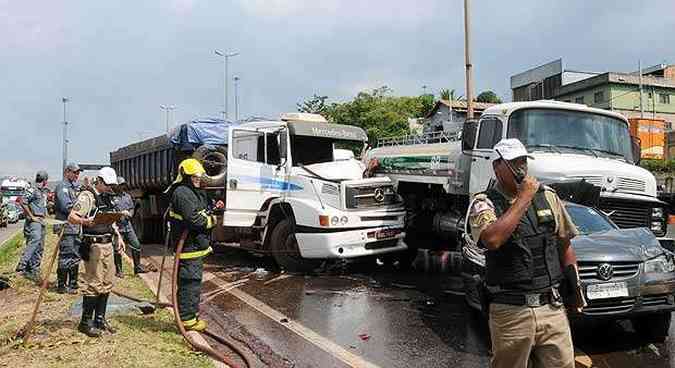 Condutor do caminho afirmou que perdeu os freios ao descer a rodovia(foto: Tlio Santos/EM/D.A.Press)