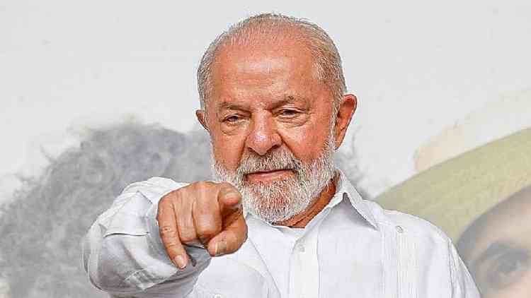 Lula apontando o dedo para frente