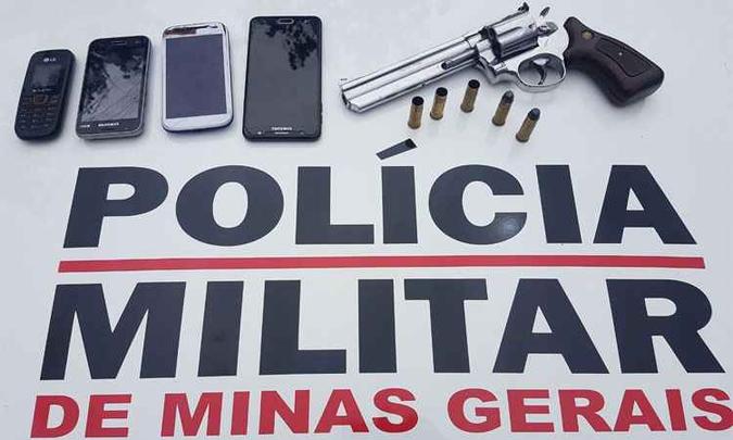Uma arma e celulares foram apreendidos com a dupla presa(foto: Polícia Militar/Divulgação) Uma arma e celulares foram apreendidos com a dupla presa(foto: Polícia Militar/Divulgação)