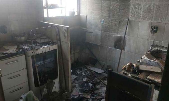 Explosão de botijão destrói cozinha de apartamento na capital(foto: Bombeiros/Divulgação) Explosão de botijão destrói cozinha de apartamento na capital(foto: Bombeiros/Divulgação)