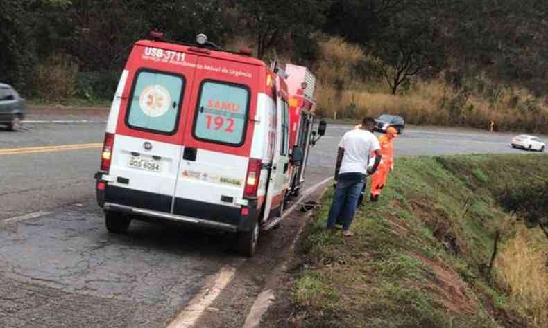 Foto recebida pelo Corpo de Bombeiros mostra ambulncia do Samu no local do acidente(foto: Reproduo da internet/WhatsApp)