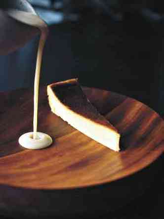 Torta de milho com queijo canastra e doce de leite fermentado