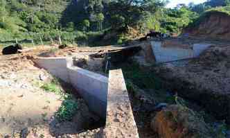 O mato tomou conta das estruturas de concreto abandonadas do que seria a Ponte Raimundo de Dico(foto: Beto Magalhes/EM/D.A Press - 18/6/13)
