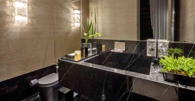 banho da suite - Sbrio, o banheiro ganhou revestimento em mrmore grigio Gucci(foto: Jomar Bragana)
