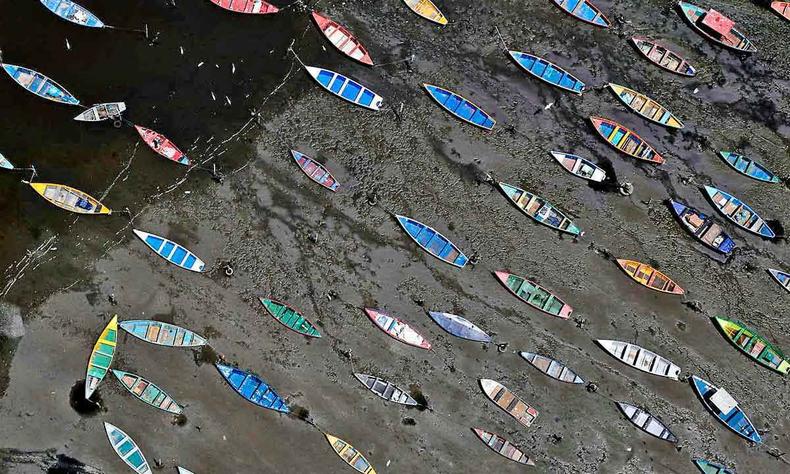 Barcos de diversas cores imveis em trecho assoreado da Praia das Pedrinhas, em So Gonalo, no Rio de Janeiro, em 2014