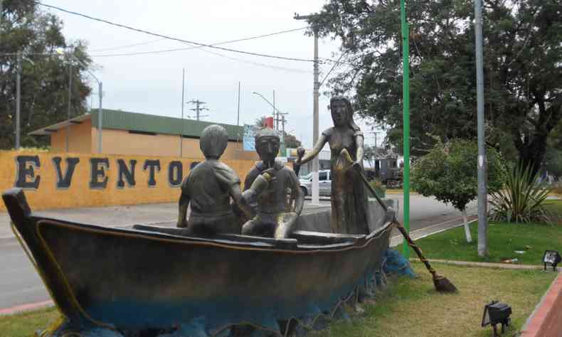 Monumento local dedicado a uma embarcao para pesca