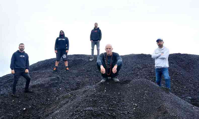 Cinco integrantes da banda mineira Uganga posam para foto do alto de depsito de minrios 