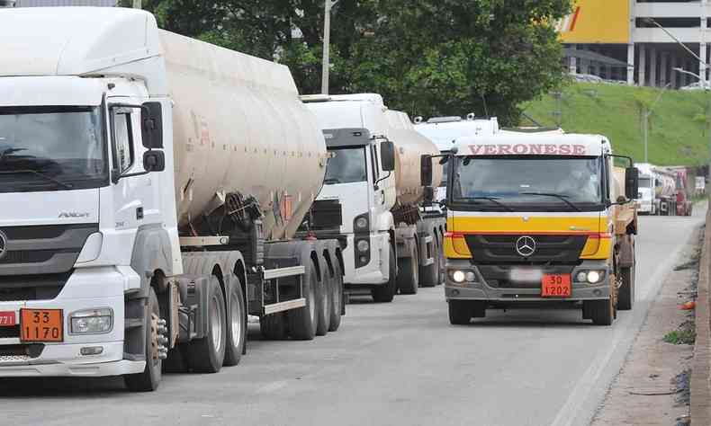 Fila de caminhões aguardam para abastecer em distribuidora