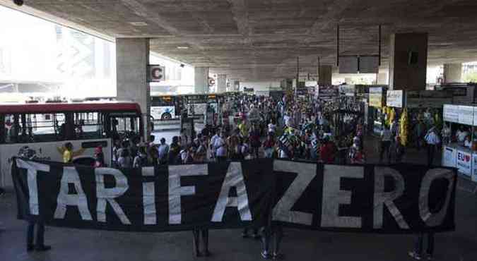 Manifestantes pedem transporte pblico gratuito em rodoviria de Braslia(foto: Marcelo Camargo/Agncia Brasil)