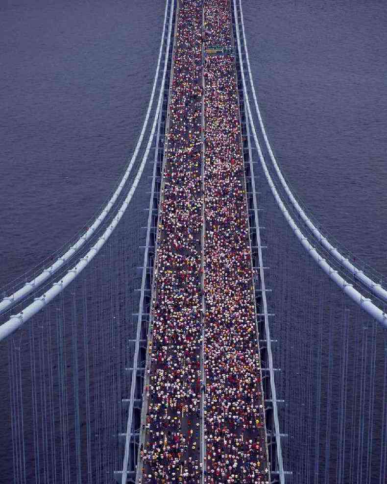 Imagem area de uma maratona sobre uma ponte