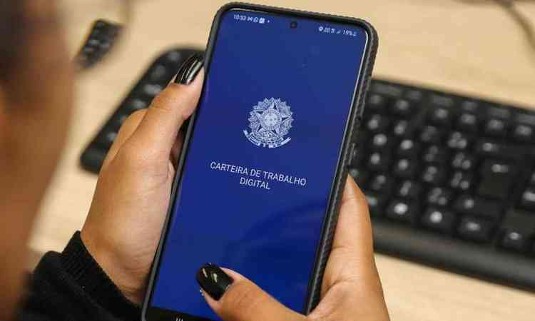 Celular mostrando aplicativo da carteira de trabalho