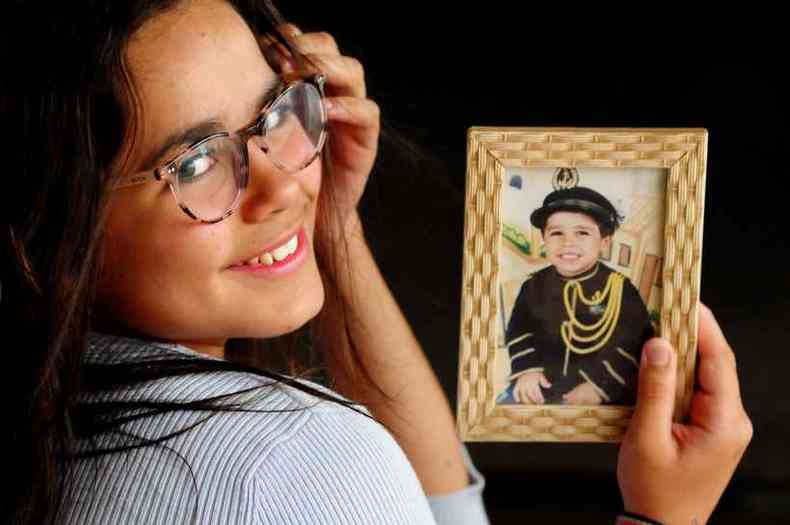 Maria Eduarda com uma foto da poca em que ainda era chamada de Joo Victor(foto: Carlos Vieira/CB/DA Press)