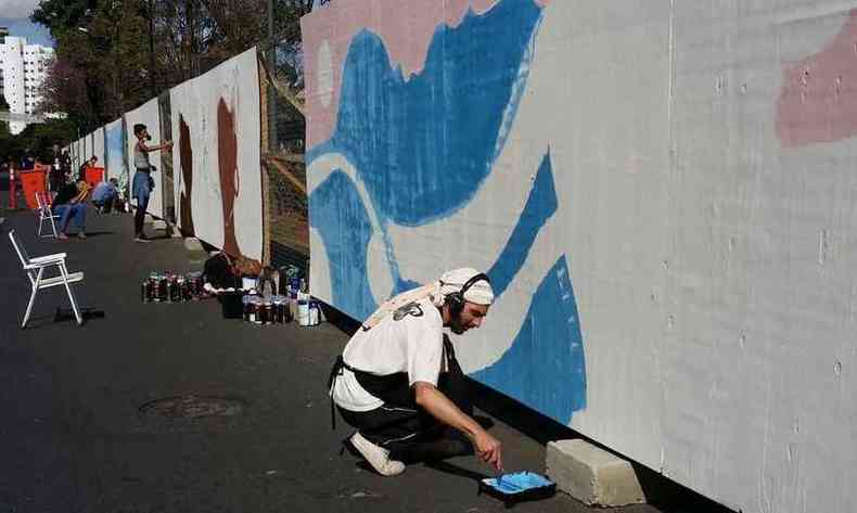 Grafites na Praça da Liberdade vão até o fim do dia(foto: Paulo Filgueiras/EM/D.A Press)