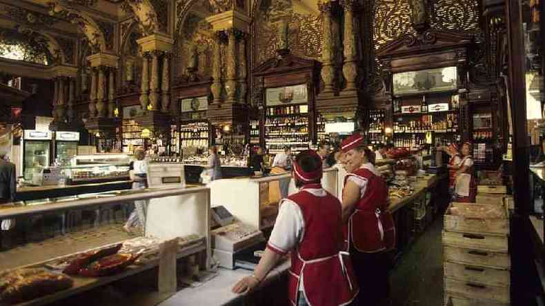 A loja ainda prosperava na dcada de 1990, retratada aqui. No entanto, mais recentemente, as prateleiras estavam frequentemente vazias(foto: Getty Images)