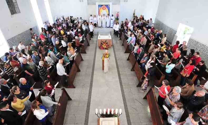 Fieis participaram da missa celebrada na manh de ontem na Igreja de Santana pelo arcebispo metropolitano de Belo Horizonte, dom Walmor (foto: Ramon Lisboa/EM/DA Press)