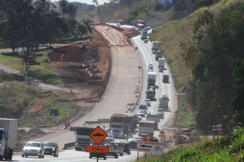 Obras de duplicao da BR-381, entre Belo Horizonte e Belo Oriente, no Vale do Ao, levaro menos mais 20 anos (foto: Paulo Filgueiras/EM/D.A Press )
