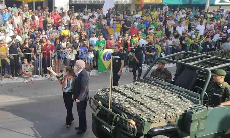 foto mostra o prefeito Humberto Souto no desfile em Montes Claros 
