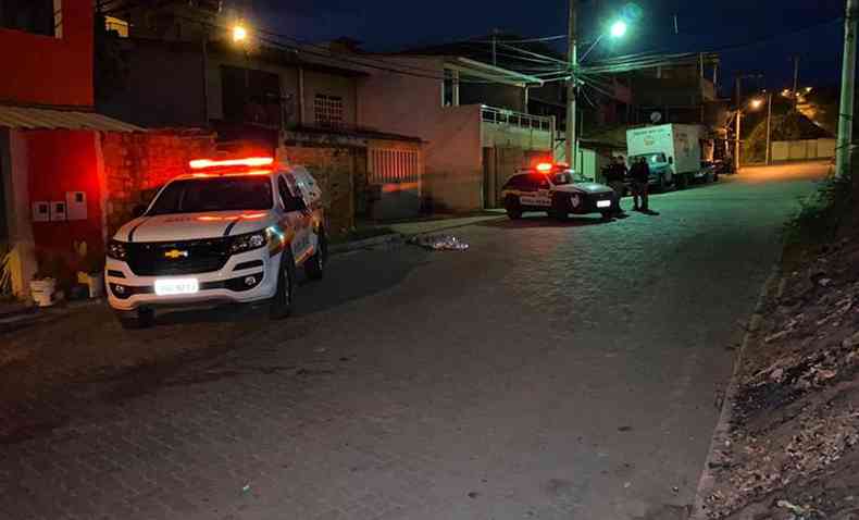 O corpo do adolescente, cado na Rua H, sob a vigilncia dos policiais militares(foto: PMMG/Divulgao )