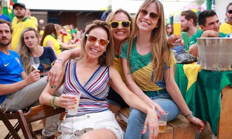 Luana Merigueti, Carol Duarte e Gabi Boemeke torceram, mas Brasil foi eliminado nos pênaltis(foto: Lucas Gil/divulgação) Luana Merigueti, Carol Duarte e Gabi Boemeke torcendo para o Brasil no parque da copa