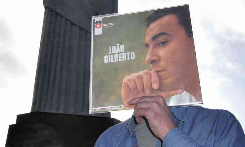 o diretor georges gachot cobre seu rosto com capa de disco de Joo Gilberto que mostra o perfil do msico em cena do documentrio onde est voc, joo gilberto