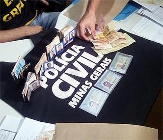 Material encontrado na casa dos suspeitos(foto: Vinicius Rangel/TV Alterosa)