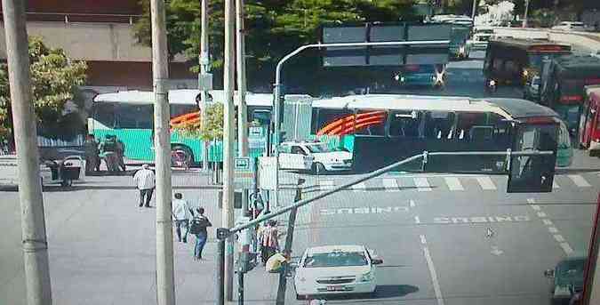 Um nibus articulado do BRT Move se envolveu em acidente com uma viatura da Polcia Militar (PM) na manh desta quinta-feira. Ningum ficou ferido. O acidente foi na esquina da Rua Caets com Avenida dos Andradas, no Centro de Belo Horizonte. O Fiat Palio da PM foi atingido pelo nibus durante a converso a direita. (foto: Reproduo/Polcia Militar)