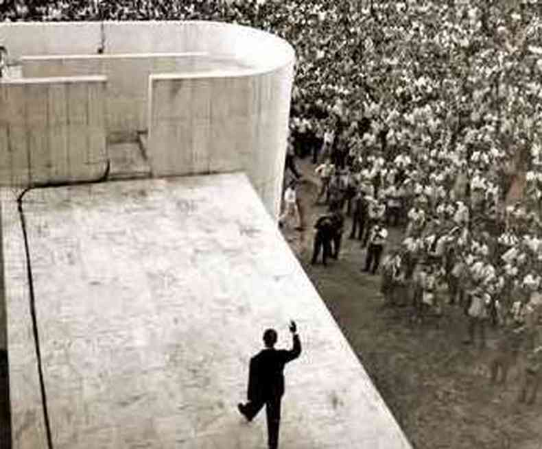  O presidente Juscelino Kubitschek acena para o pblico a caminho do parlatrio, durante a inaugurao de Braslia, em 1960 (foto: LUIZ CARLOS BARRETO/O CRUZEIRO/ARQUIVO EM %u2013 21/4/1960 )
