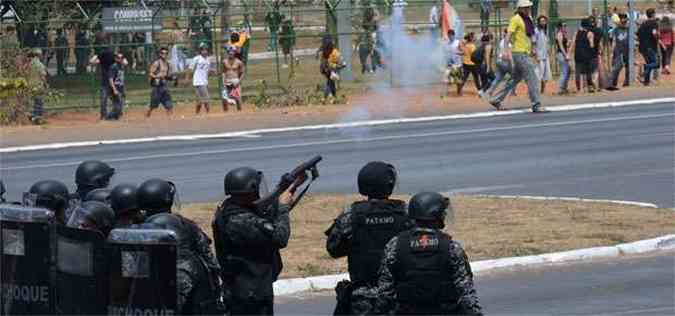 A Ordem dos Advogados do Brasil (OAB) encaminhou oito advogados para o DPE para dar assistncia aos manifestantes detidos(foto: Fabio Rodrigues Pozzebom/ABr)