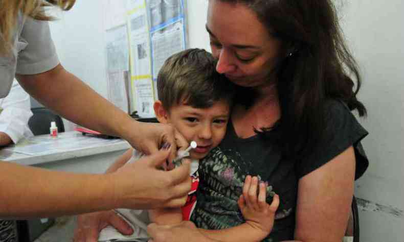 Criana  vacinada em centro de sade de Belo Horizonte: com ndice de imunizao abaixo da meta, capital adere ao novo dia D, no sbado(foto: Gladyston Rodrigues/EM/D.A Press.)