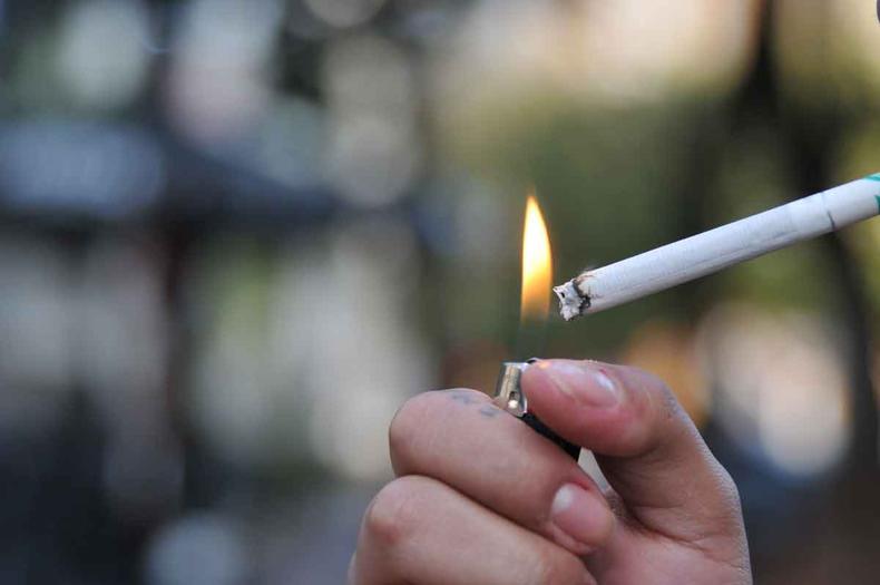 pessoa fumando