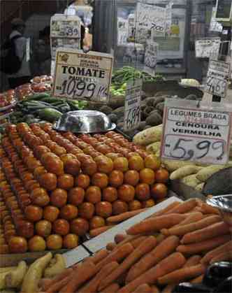 O vilo-mor  o tomate, cujo preo variou 17,2% na comparao entre fevereiro e maro e 139,18% no acumulado de 12 meses, representando principal peso para a cesta bsica (foto: Juarez Rodrigues/EM/D.A Press)