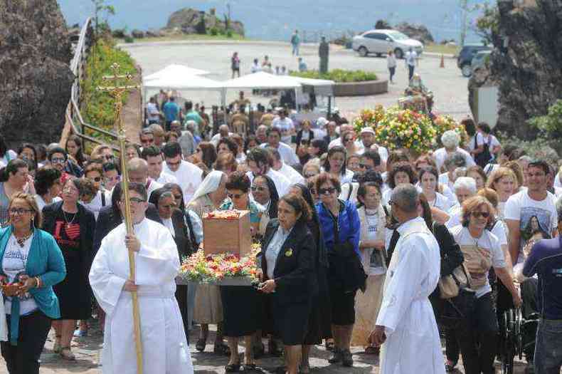 Na sexta-feira, centenas de pessoas lotaram o Santurio Nossa Senhora da Piedade para receber os restos mortais da serva de Deus(foto: Leandro Couri/EM/D.A Press)