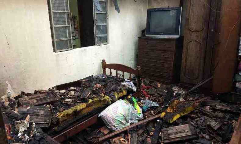 Em maio do ano passado, celular carregando sobre a cama explodiu, incendiou casa e deixou idosos feridos em Belo Horizonte(foto: Corpo de Bombeiros/Divulgao)