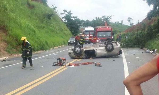 Vítimas seguiam no sentido BH. Após colidir com árvore, carro capotou e foi parar no meio da rodovia, que é de pista simples(foto: Reprodução internet/WhatsApp) Vítimas seguiam no sentido BH. Após colidir com árvore, carro capotou e foi parar no meio da rodovia, que é de pista simples(foto: Reprodução internet/WhatsApp)