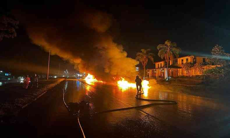 incndio em carreta carregada de leo de soja na BR-040