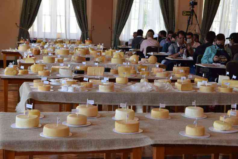 mesas com diversos tipos de queijos