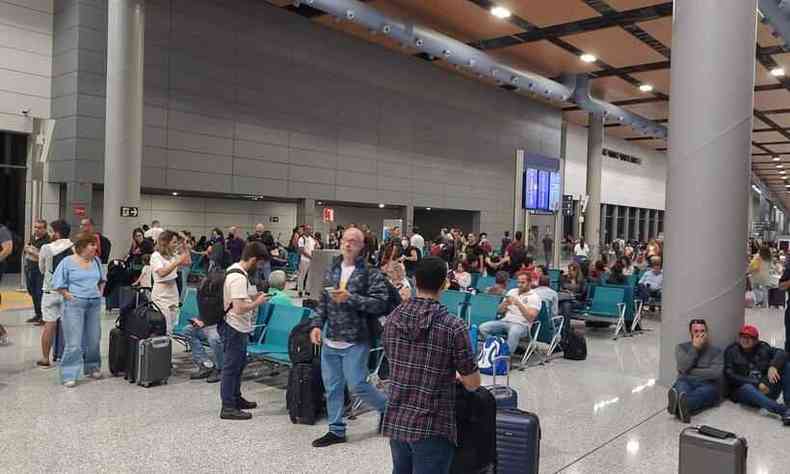 Aeroporto internacional de Confins cheio aps voos adiados