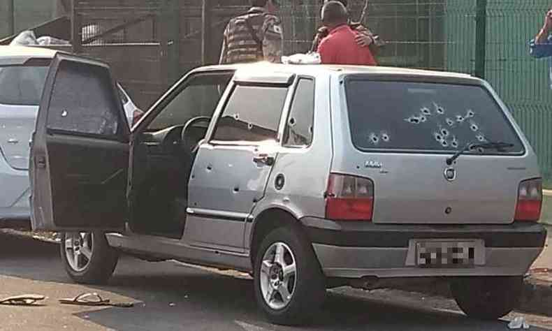 Carro onde estavam os suspeitos foi atingido por vrios disparos(foto: Reproduo/WhatsApp)