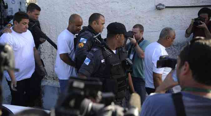 Os trs policiais militares acusados de arrastar a auxiliar de servios gerais Claudia Ferreira, ontem ao chegarem para depoimento na delegacia de Madureira(foto: Tomaz Silva/Agncia Brasil)