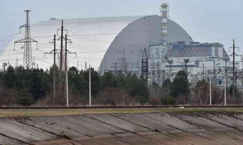 Uma foto de arquivo tirada em 13 de abril de 2021 mostra a cpula protetora gigante construda sobre o sarcfago cobrindo o quarto reator destrudo da Usina Nuclear de Chernobyl antes do prximo 35 aniversrio do desastre nuclear de Chernobyl