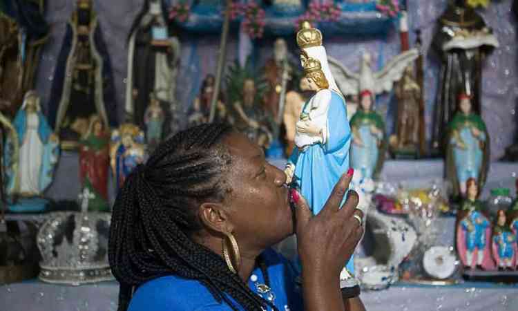 A mestra do congado Vnia beija imagem religiosa
