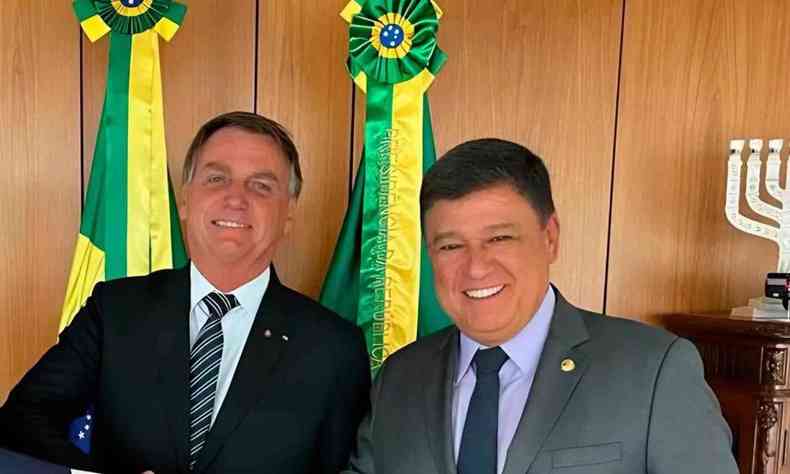 Bolsonaro e Viana posam sorrindo 